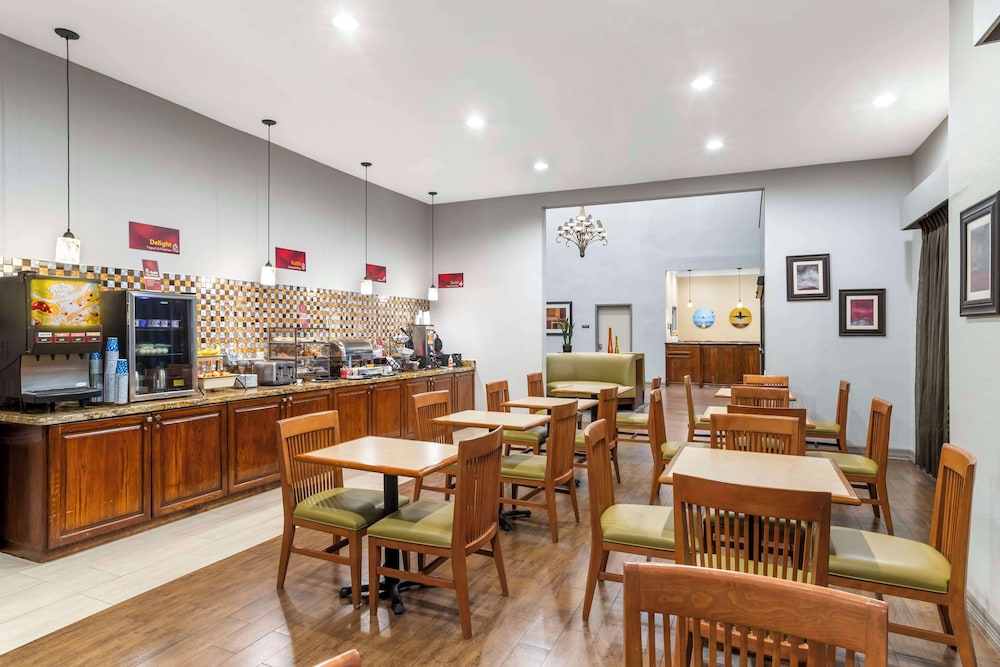 Best Western Plus Hobby Airport Inn and Suites 39/58