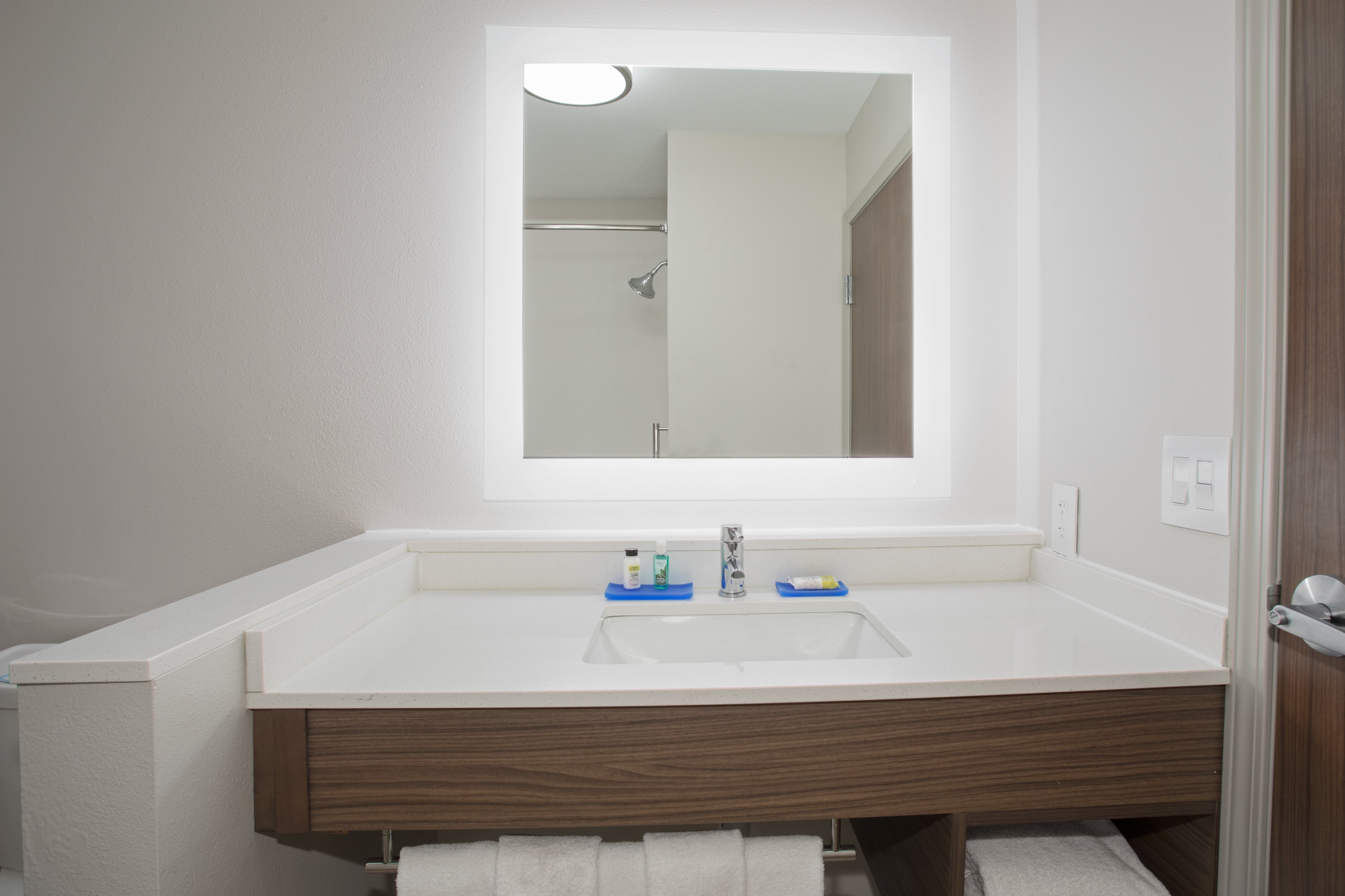 Holiday Inn Express and Suites Sioux City North Event Center an IHG Hotel 69/70