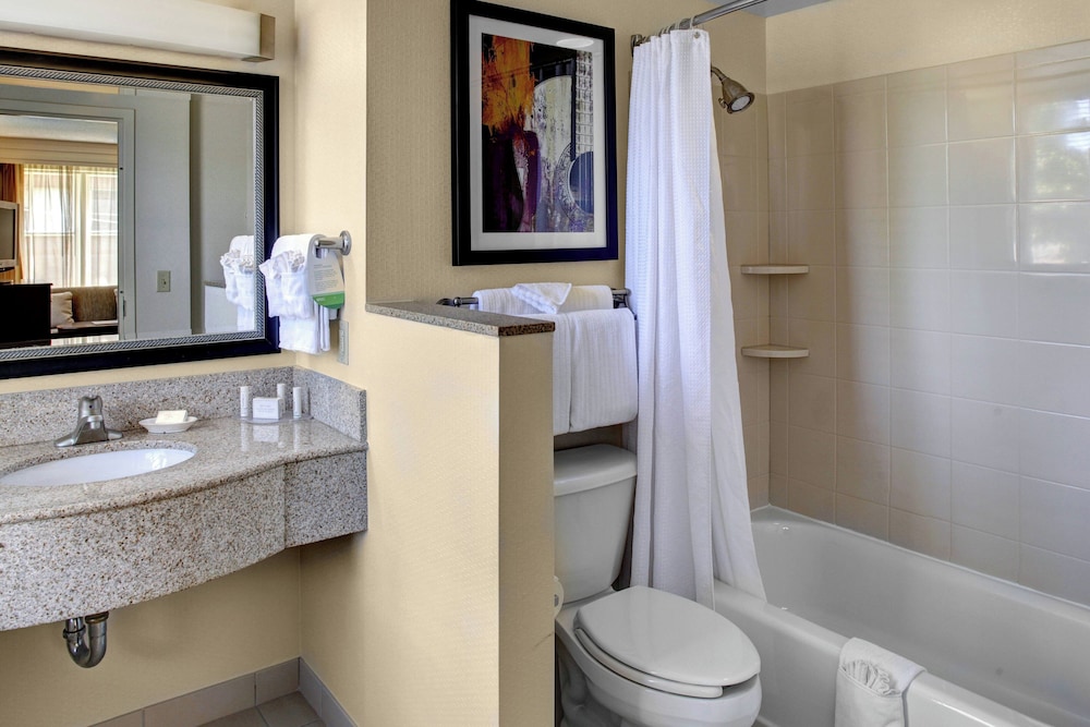 Courtyard by Marriott Kansas City Country Club Plaza 36/38