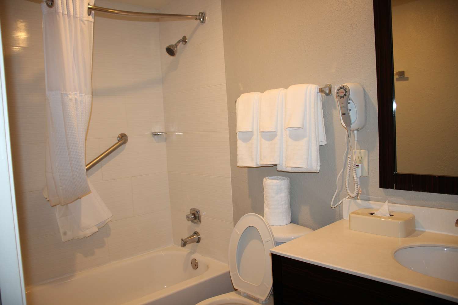غرفة بسرير كينج بشرفة، Boca Suites Deerfield Beach, SureStay Collection by Best Western FL 8/8