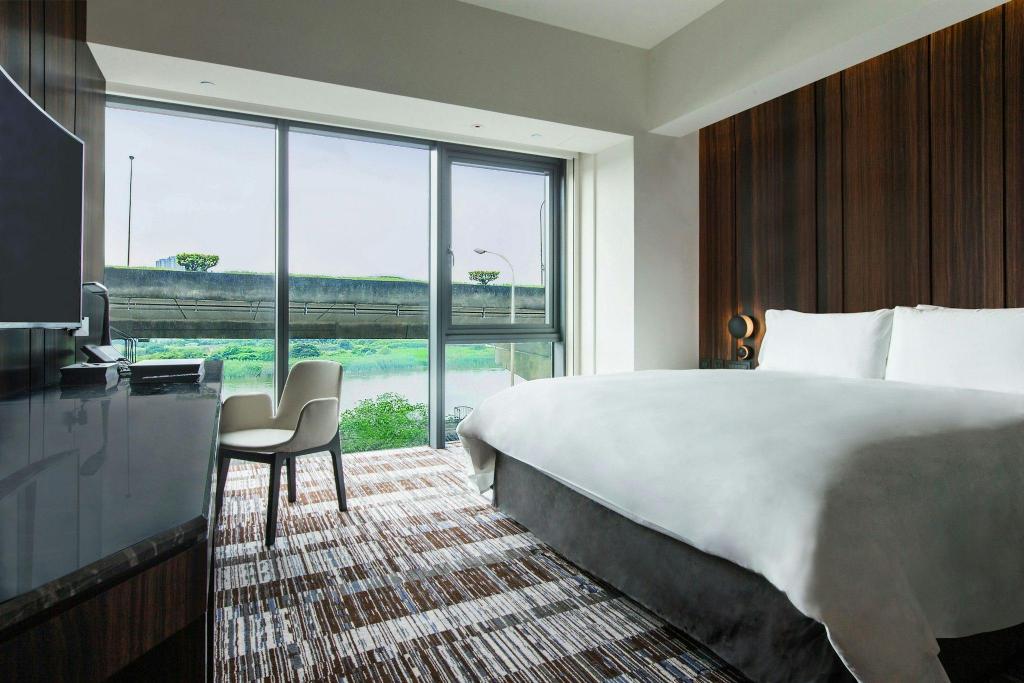Townscape, Guest Room, King Bed, Partial River View, Bathtub, Low Floor