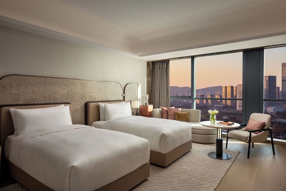 غرفة كلاسيكية بسرير كينج مع دخول صالة النادي، InterContinental Wuxi Taihu New City 2/6