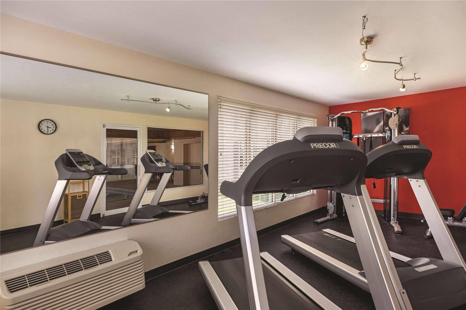 Country Inn & Suites by Radisson, Monona - Madison East 4/13
