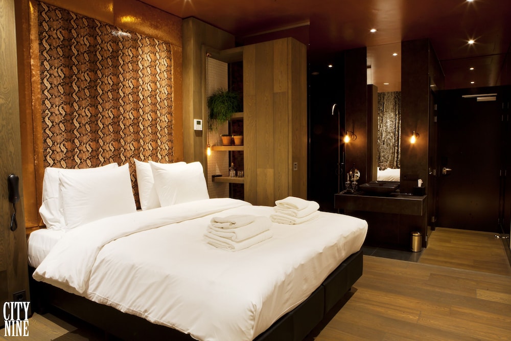 Manzos Suites 12/50