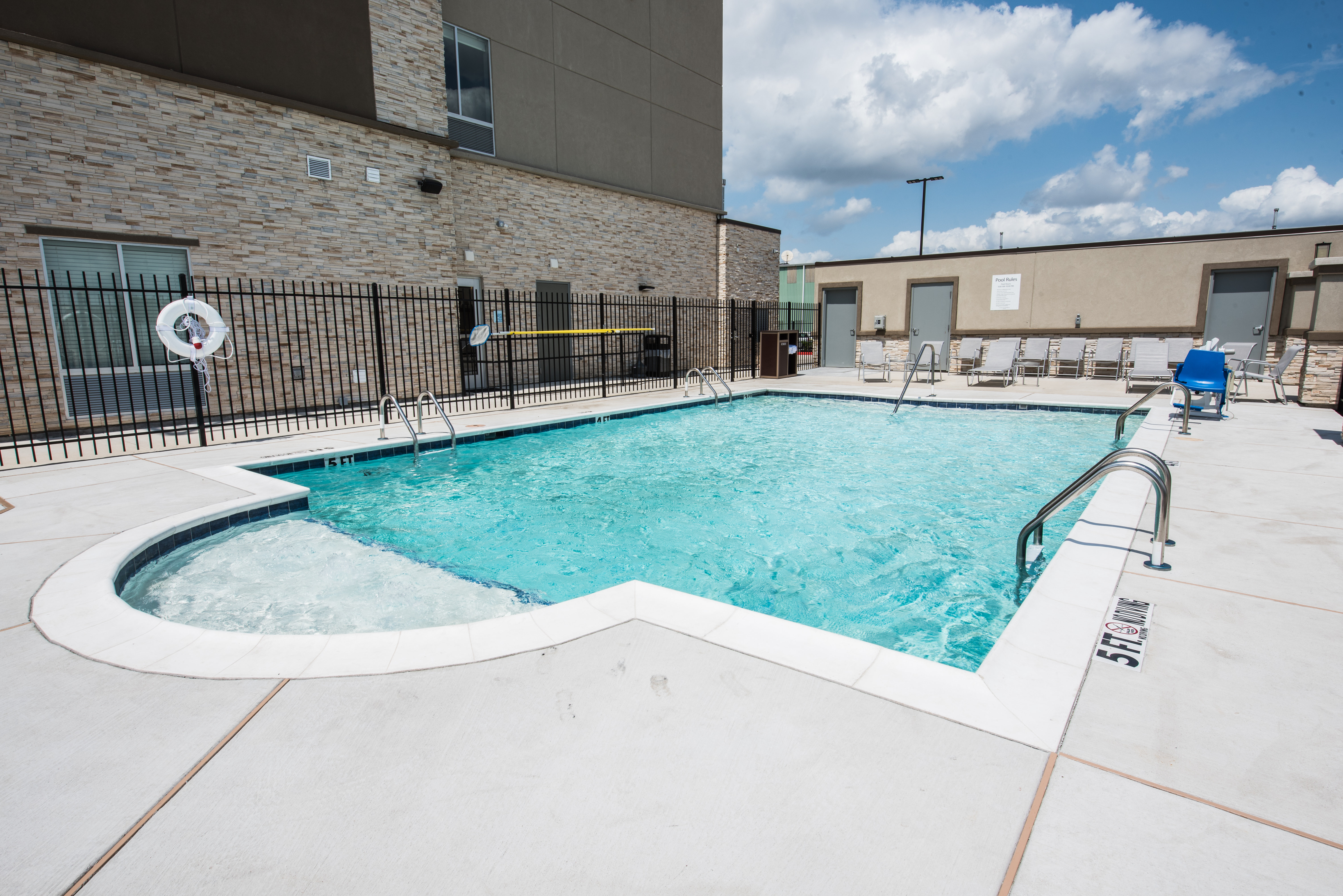 Holiday Inn Express Suites Houston Se Airport Area 70/71