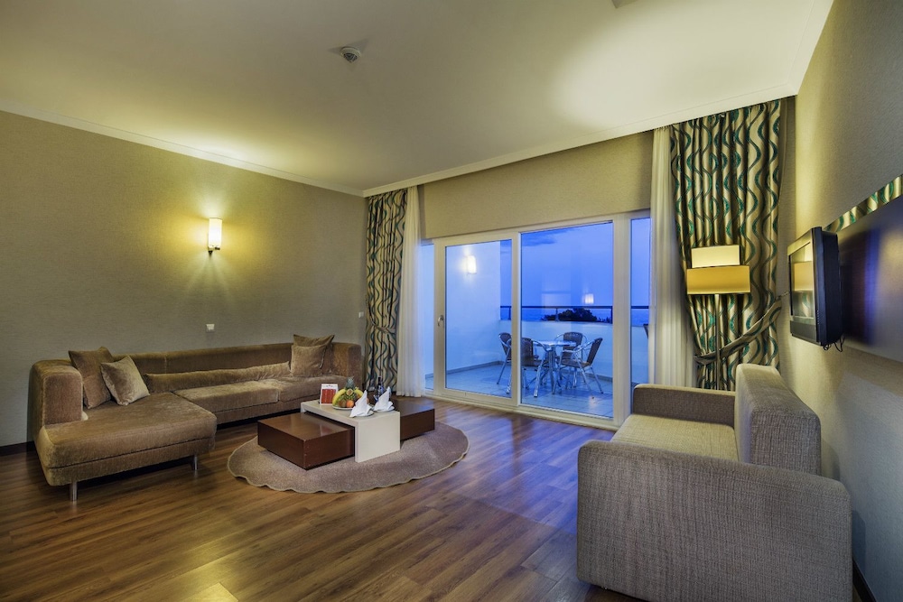 Catamaran Resort Hotel 46/71