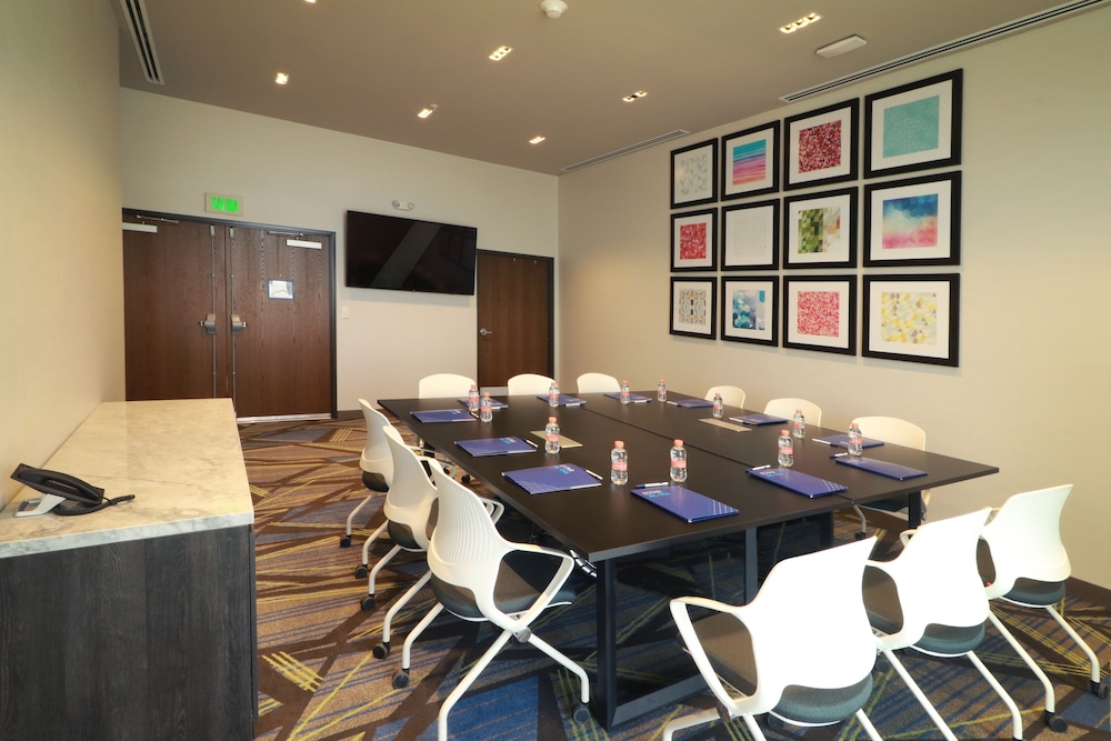 Holiday Inn Express Monterrey Fundidora 60/74