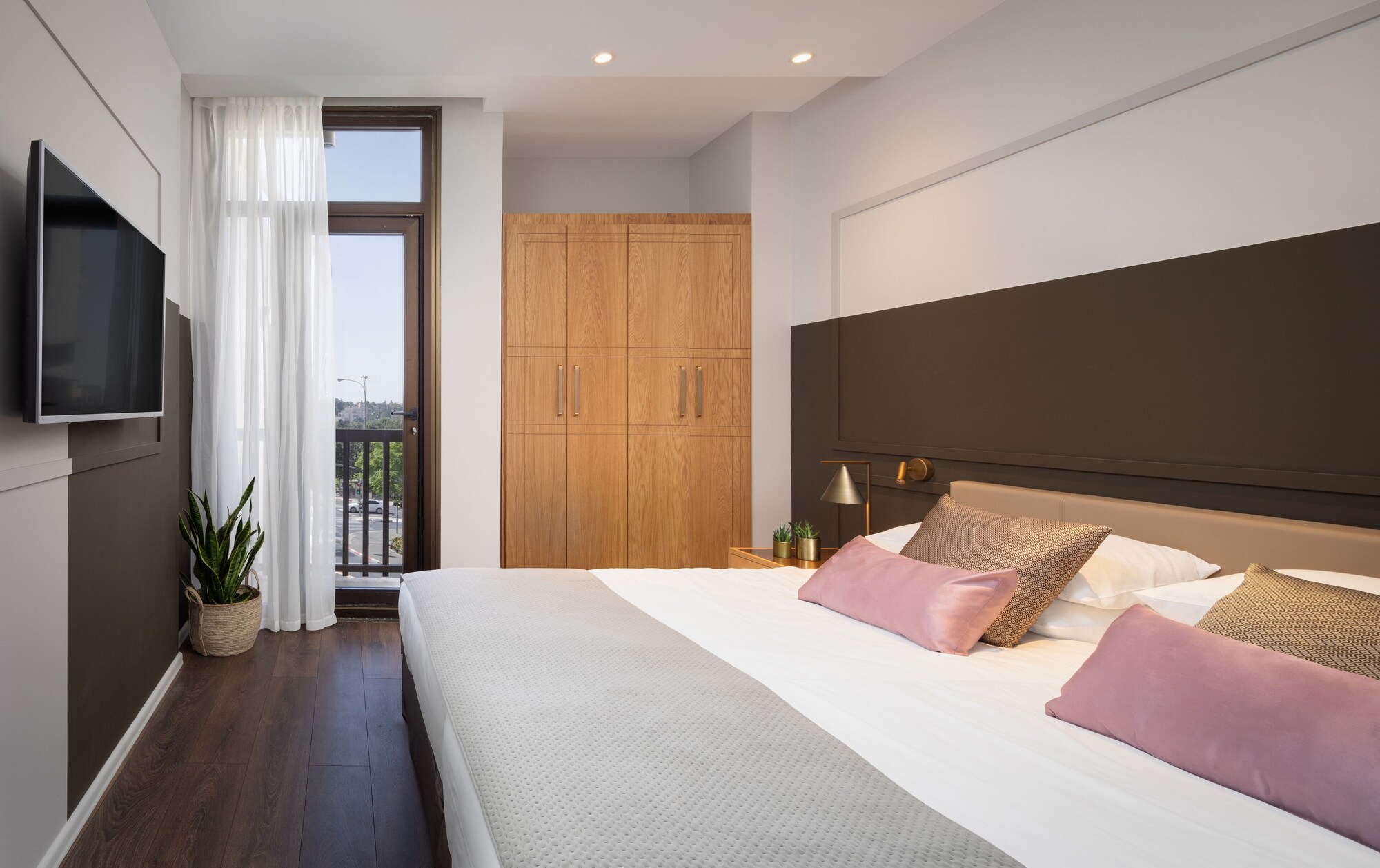 SUITE, LOW FLOOR
