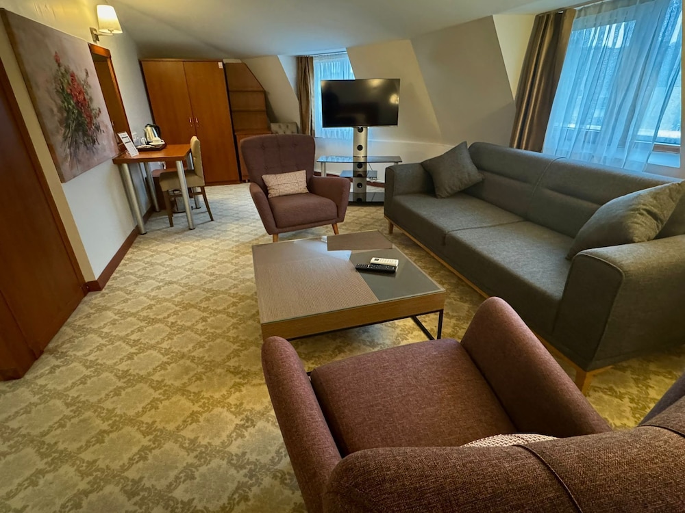 Golden Siyav Hotel 46/75
