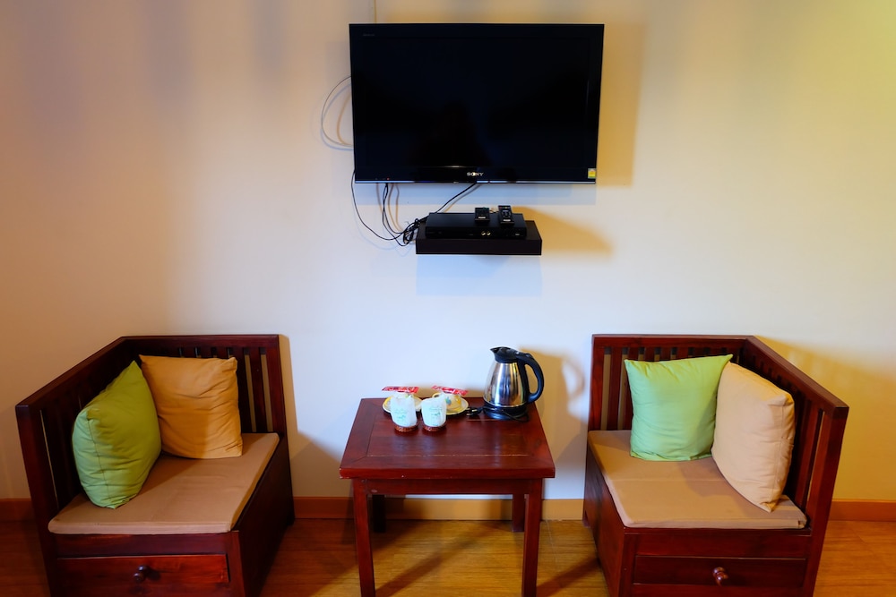 P Paradise Hotel 30/50