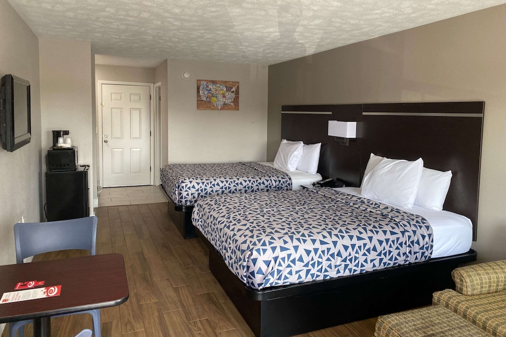Econo Lodge Sevierville-Pigeon Forge on the River 14/25