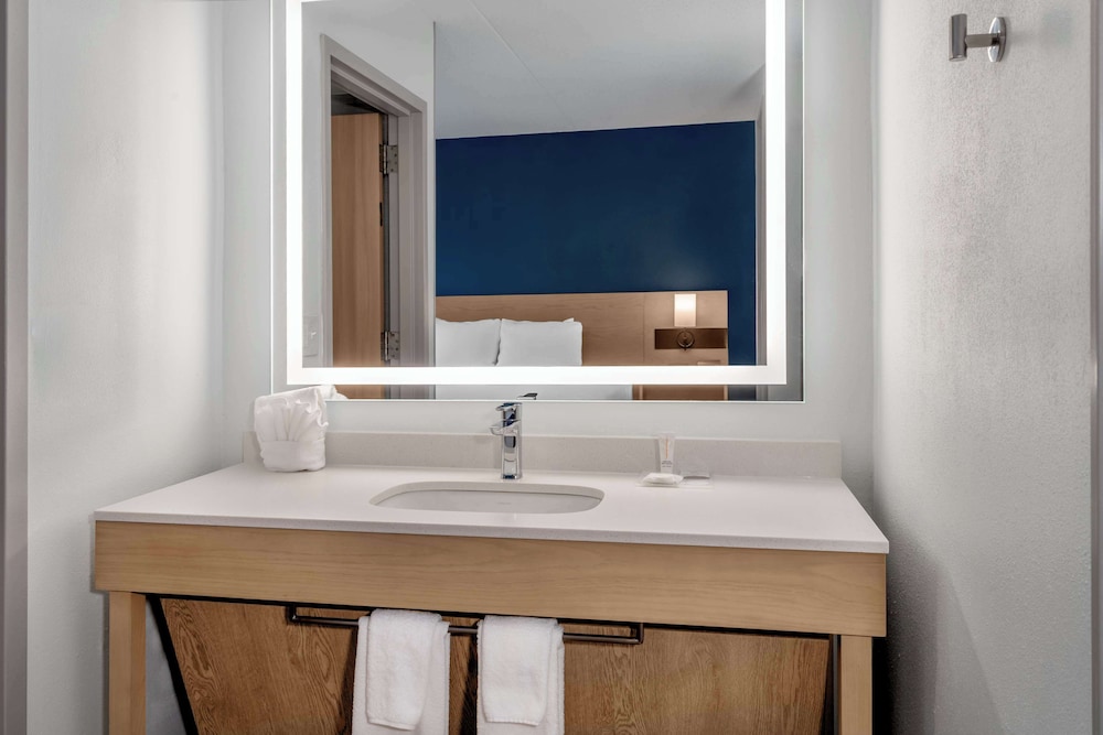غرفة بسرير كينج مع أريكة في طابق مرتفع، Hyatt Place Mystic 4/4