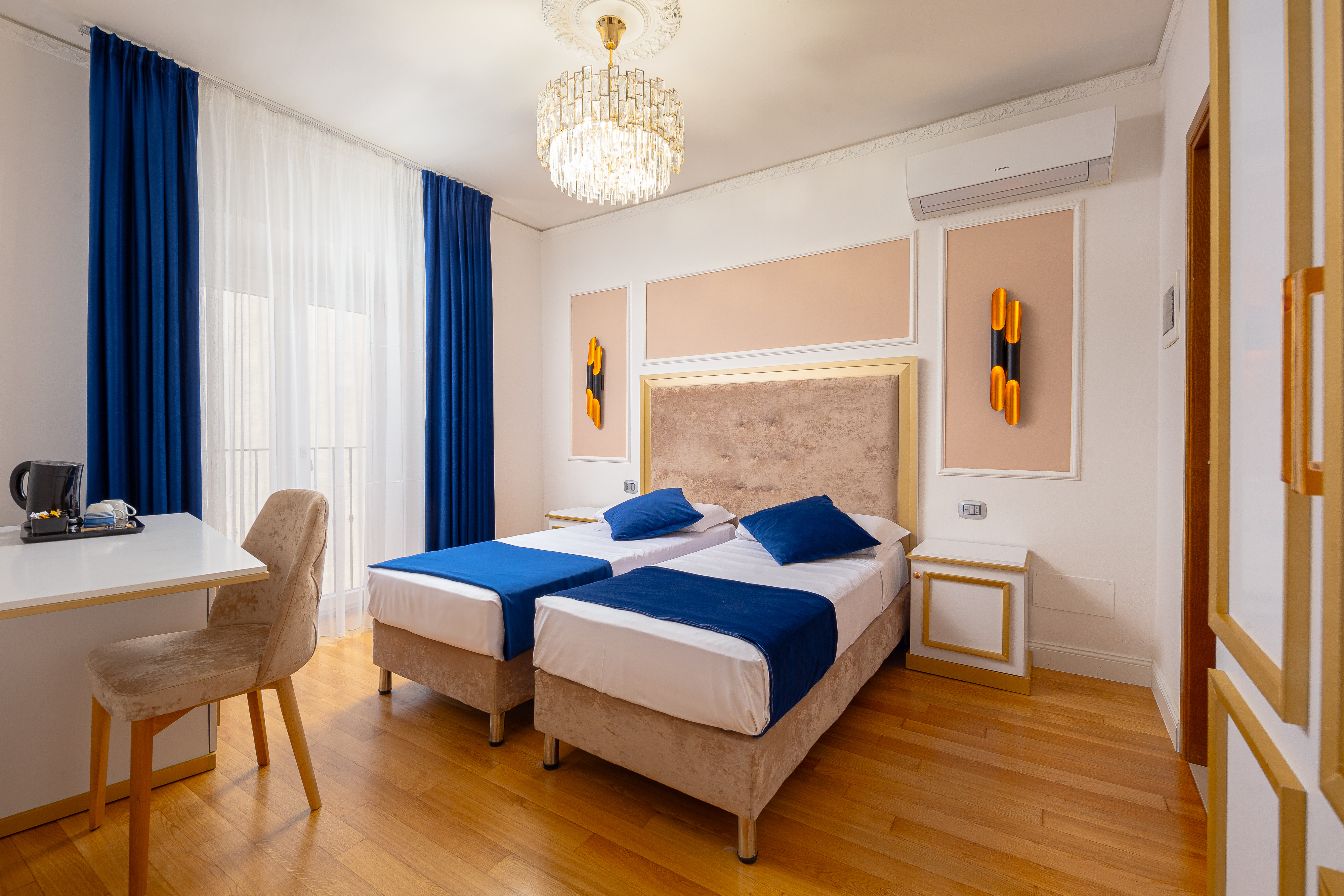 ROOM, DOUBLE OR TWIN BED