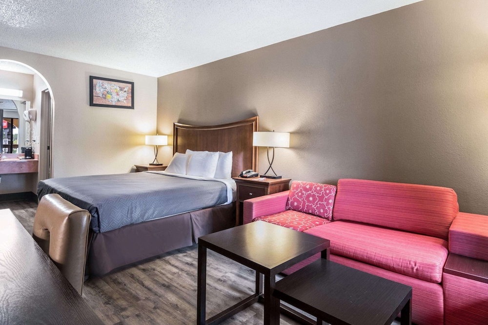 Econo Lodge Gainesville Downtown Area 24/33