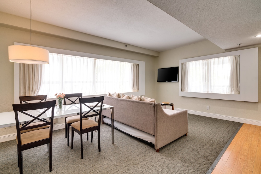 CREST Hotel & Suites 43/66