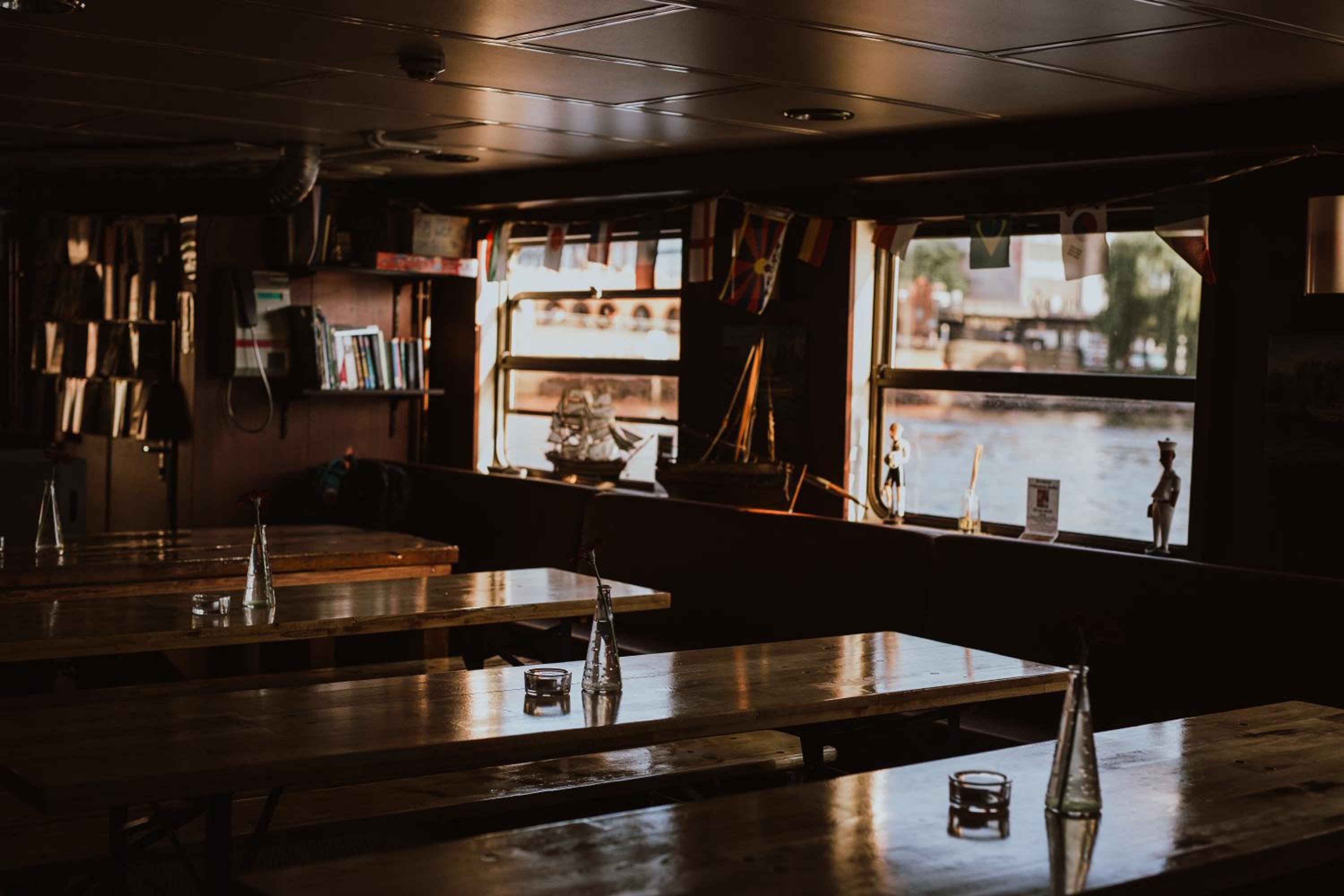 Eastern Comfort Hotel & Hostelboat 30/58