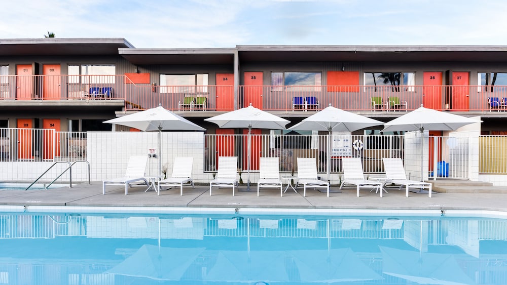 Skylark Hotel 3/70