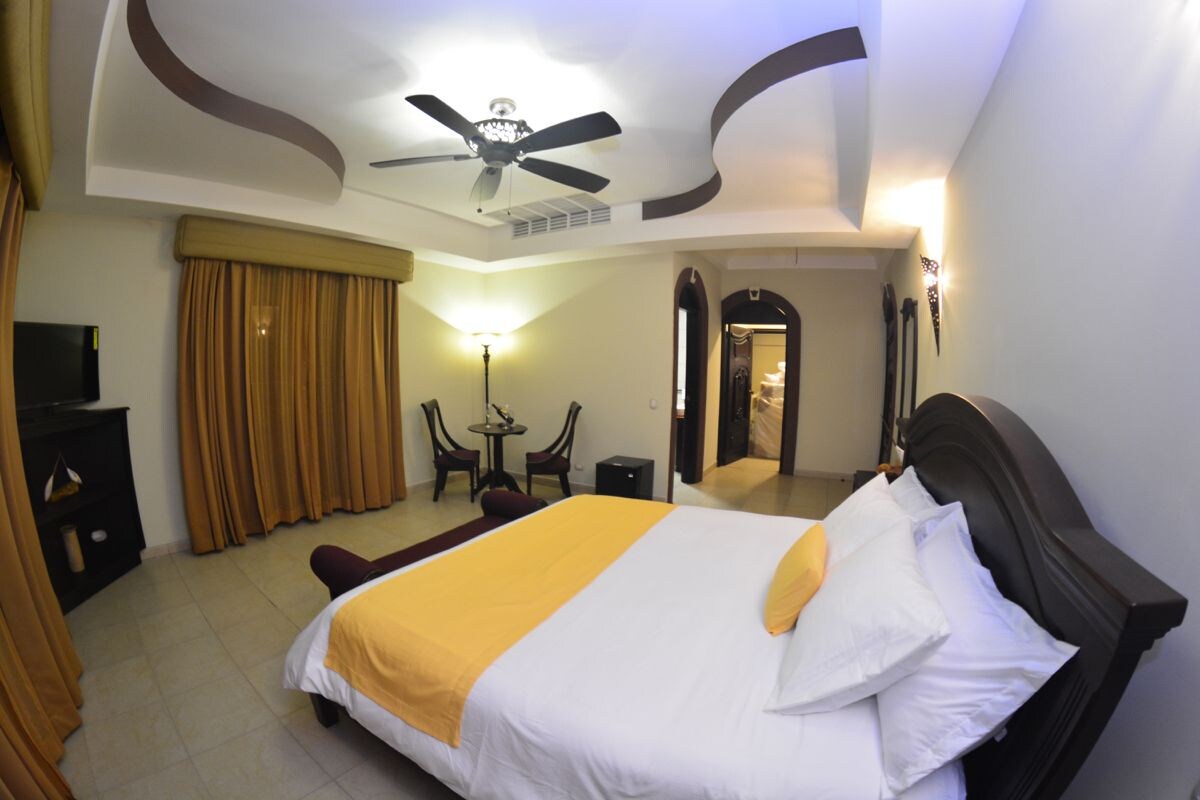 3 Bedrooms, Presidential, Suite, 3 King Beds, Lake View, 2 Bathrooms