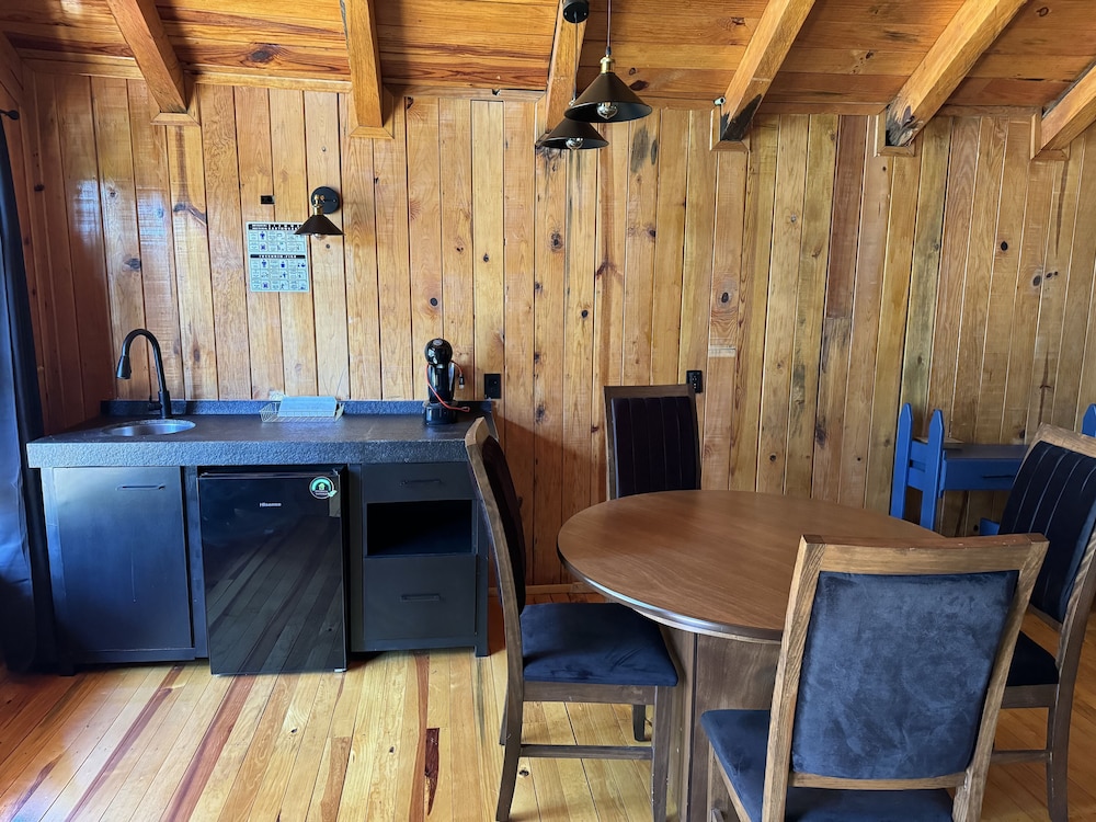 PINE TREE Hotel Boutique and Cabanas 46/56