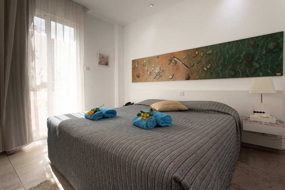 ROOM, DOUBLE OR TWIN BED, BALCONY