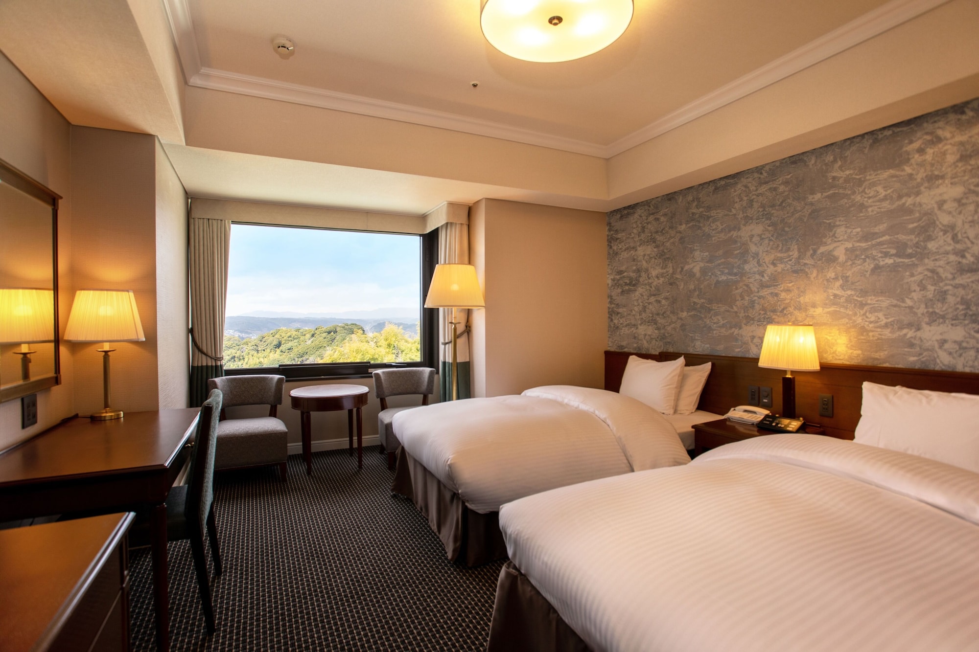FOREST, TWIN BEDS, NO VIEW