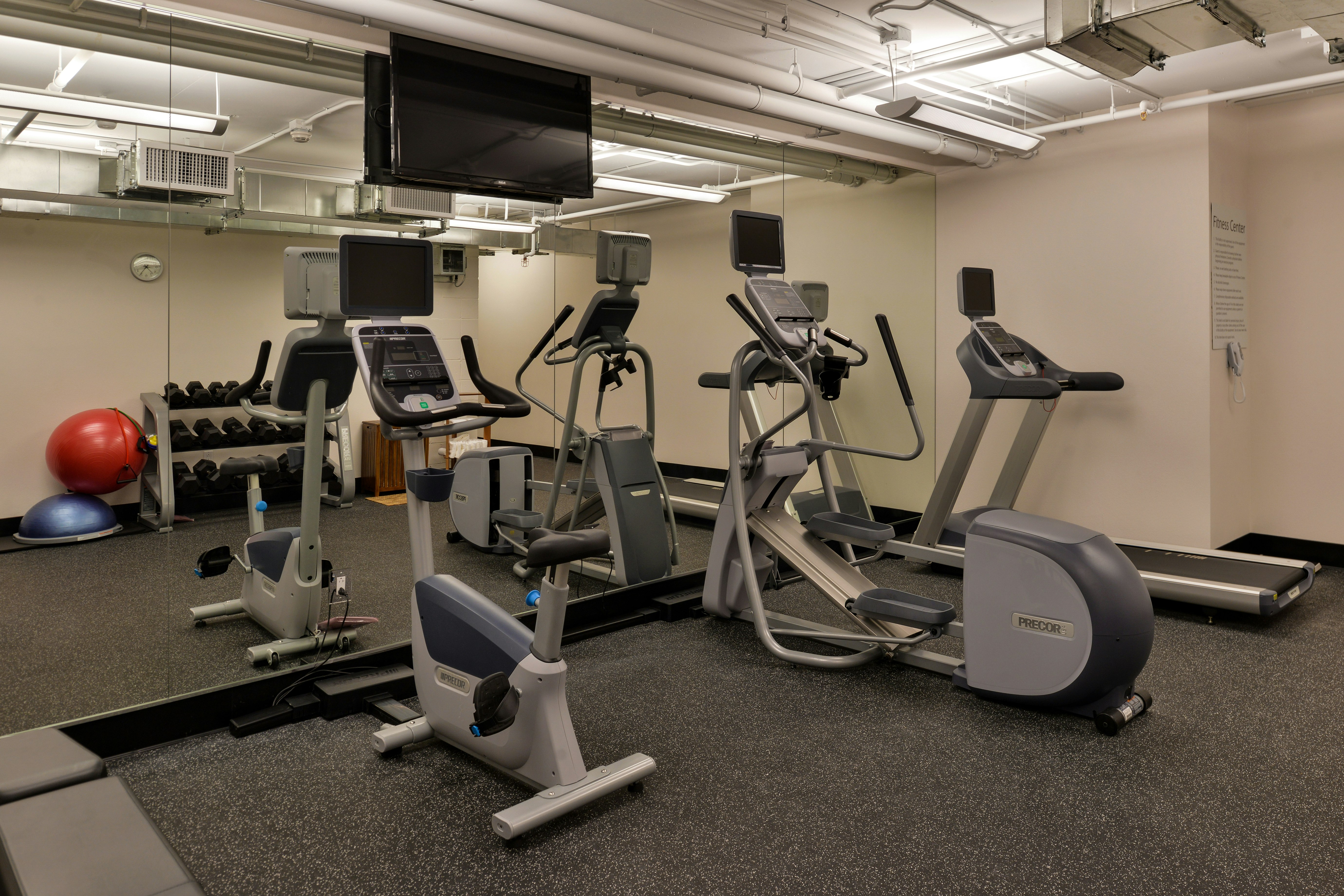 Holiday Inn Express & Suites San Diego - Mission Valley 35/61