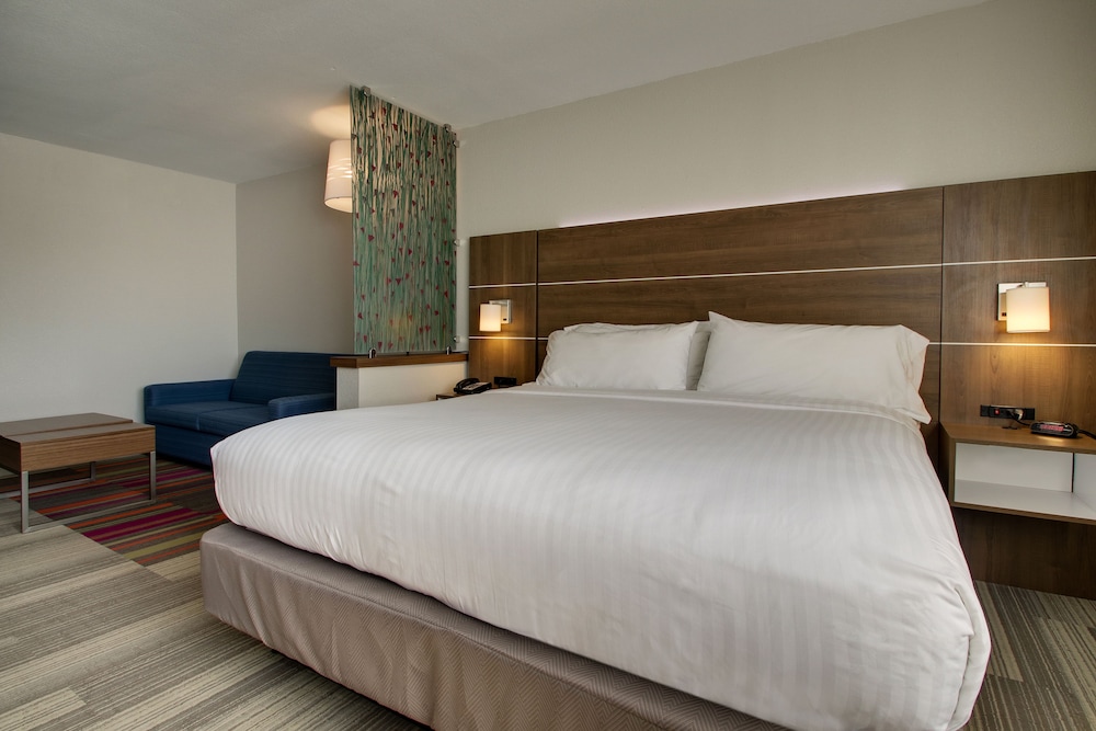 Holiday Inn Express Suites Wapakoneta 20/57