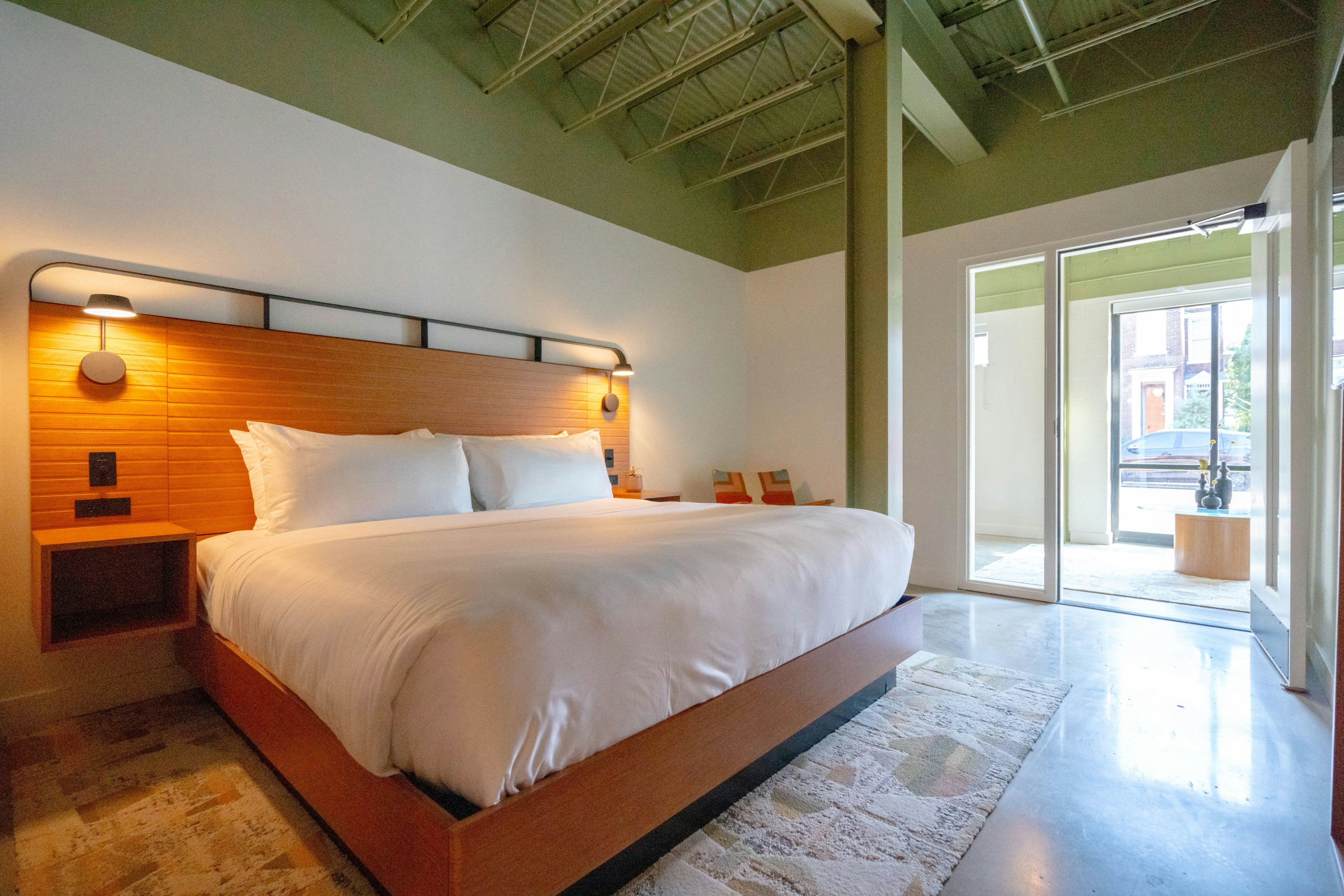 2 ROOMS, SUITE, KING BED