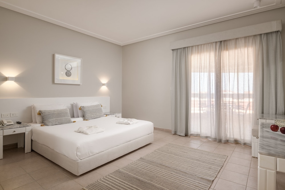 DELUXE, FAMILY, SUITE