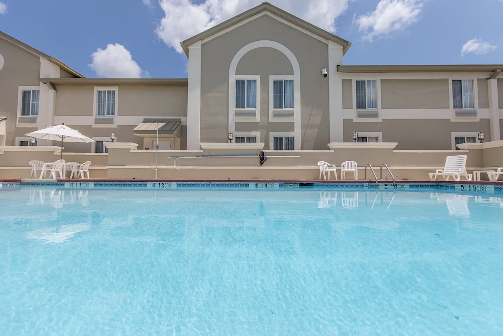 Comfort Inn & Suites Greenwood Near University 63/66