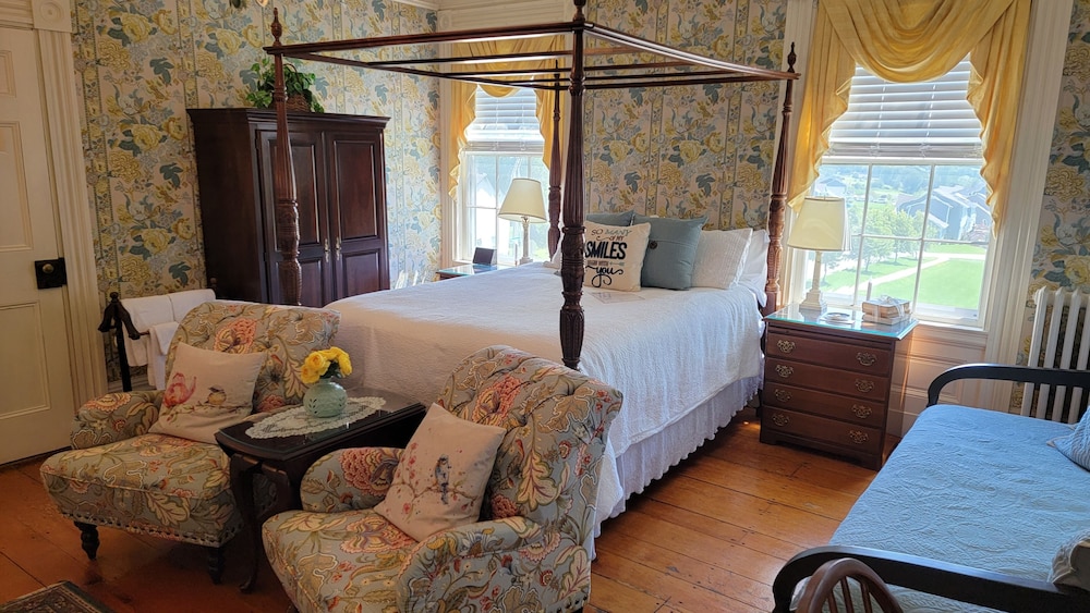 Empire, Classic, 1 Queen and 1 Single Bed