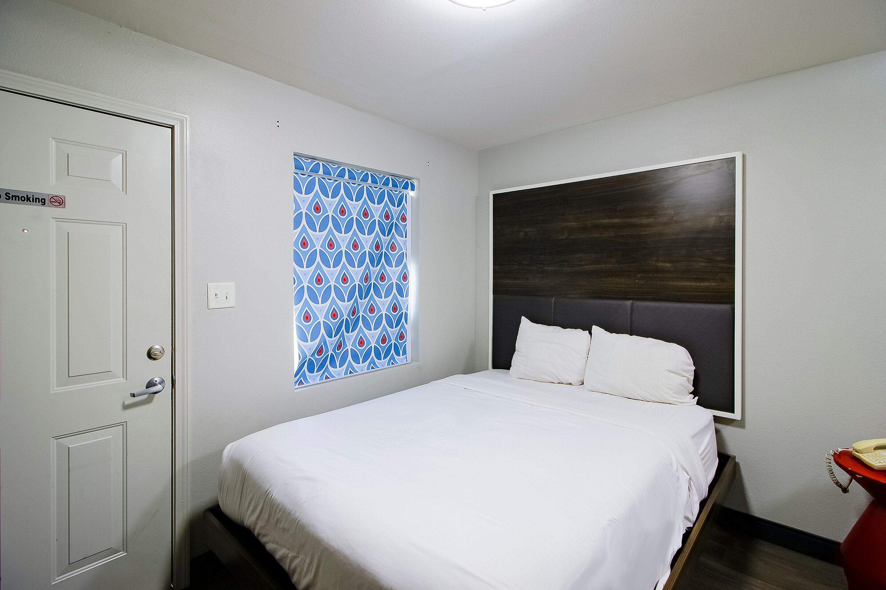 ROOM, QUEEN BED
