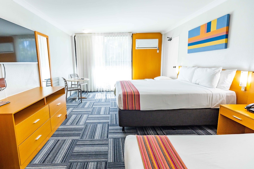 Budget, Resort, 1 Queen and 1 Single Bed