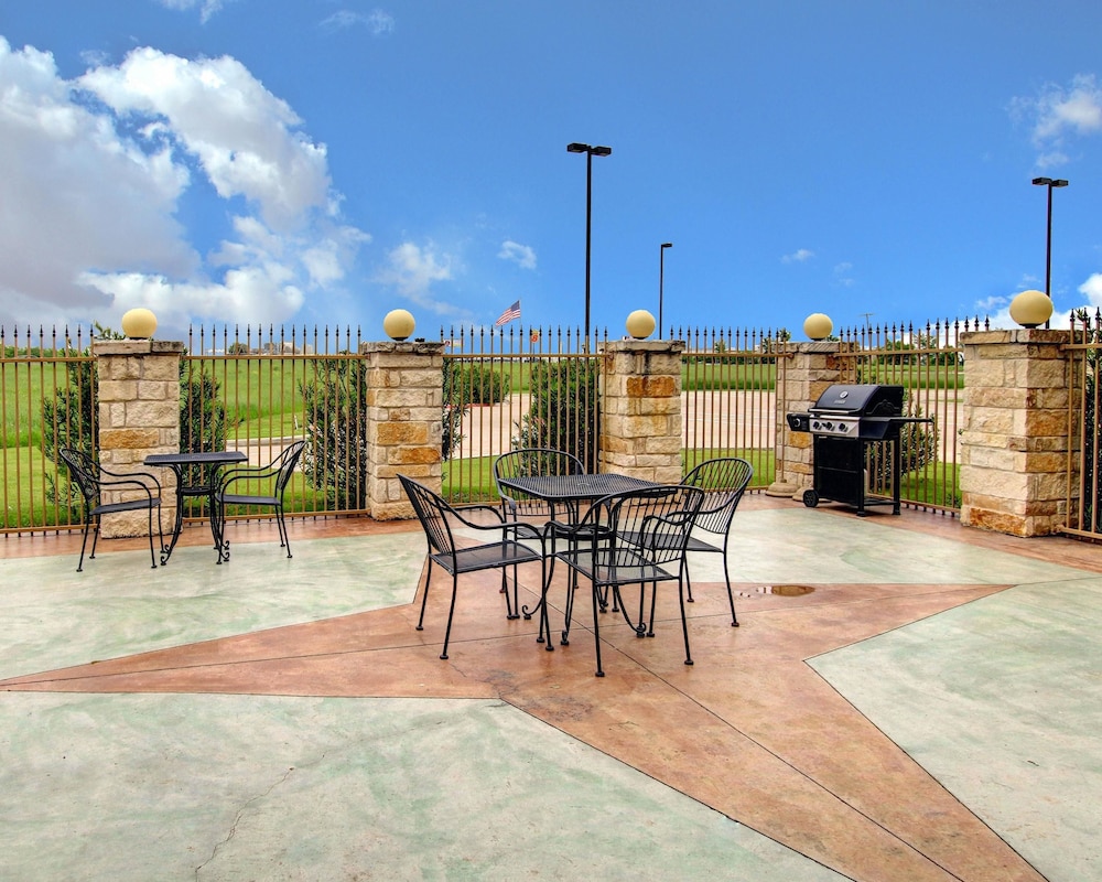 Comfort Inn And Suites Alvarado, TX 41/45