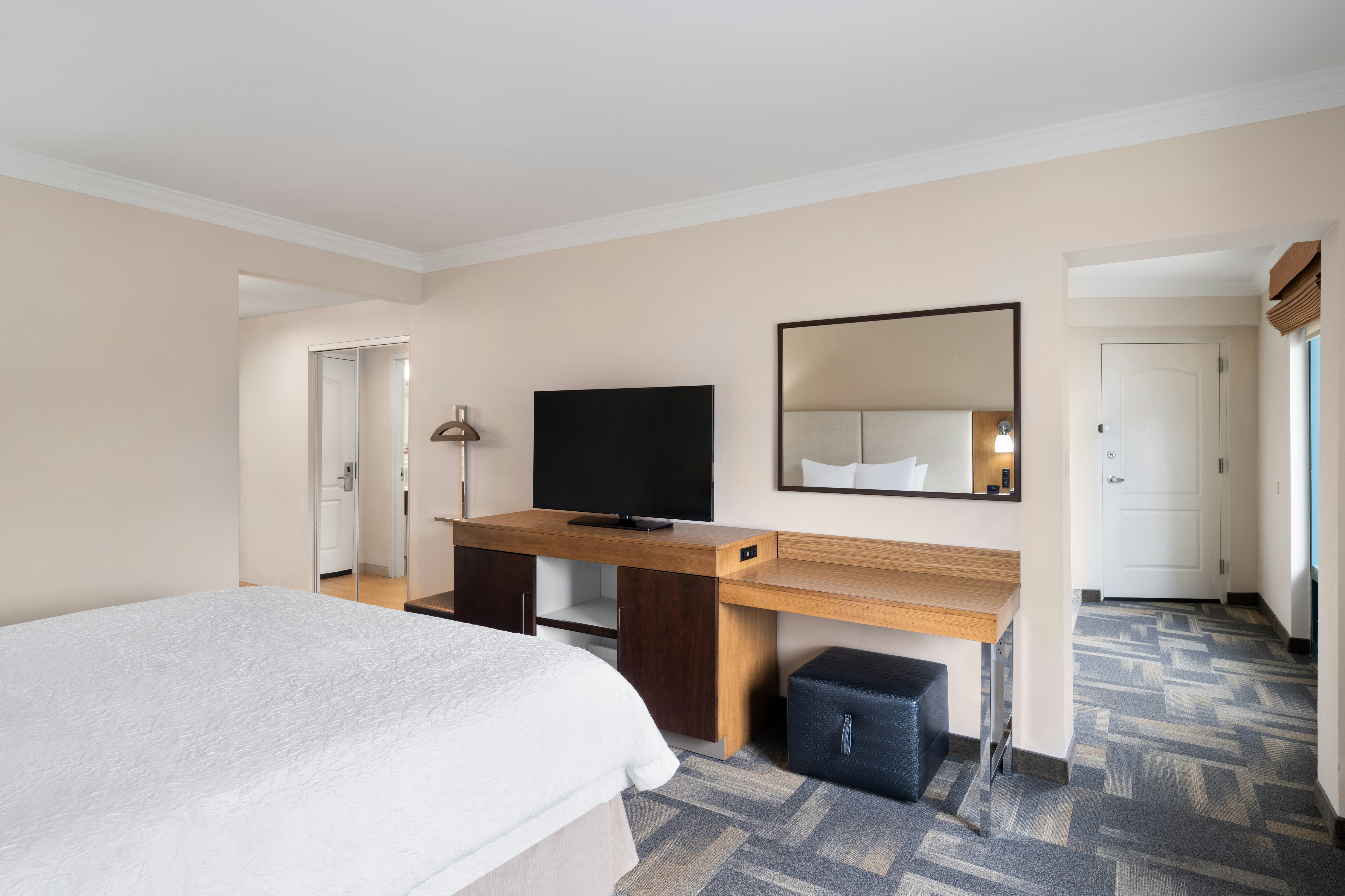 EXECUTIVE, KING BED, KITCHEN