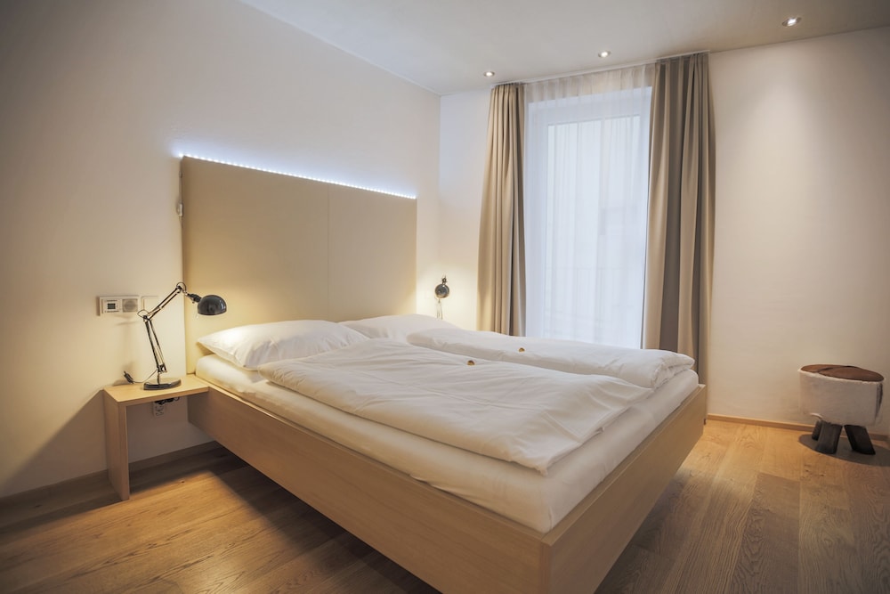 Comfort, Queen Bed, Riverside
