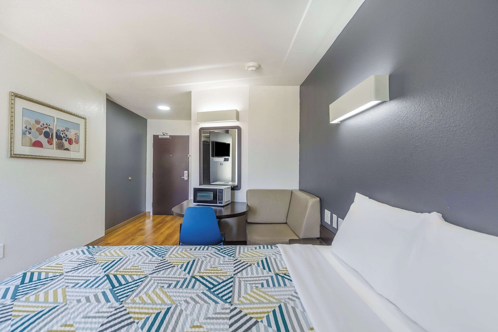 Motel6 Laredo, TX - Airport 34/66