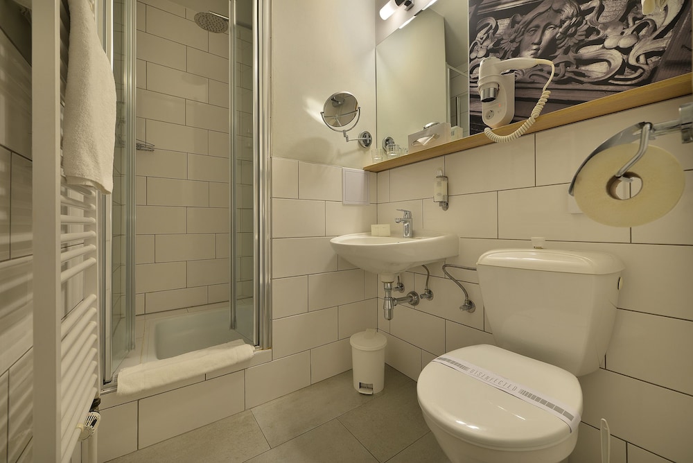 Three Crowns Hotel 54/55