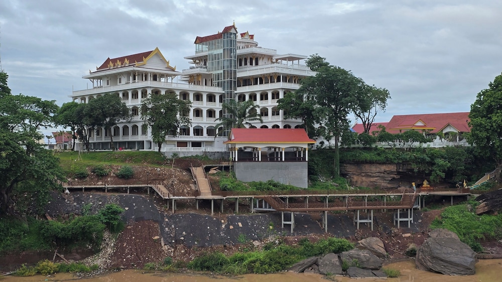 Champasak Palace Hotel 3/65