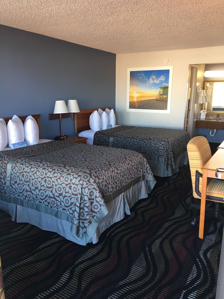 Days Inn by Wyndham Fort Myers 13/31