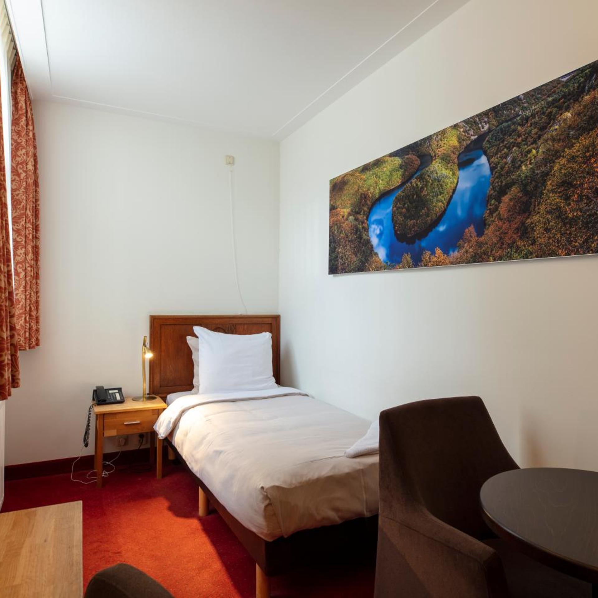 ROOM, SINGLE
