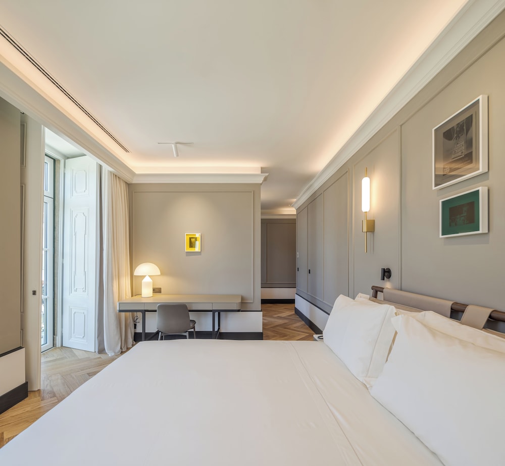 Authentic, Queen Bed