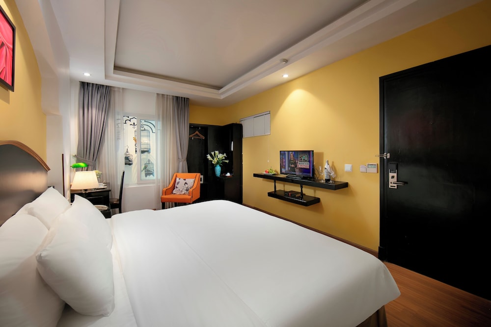 DELUXE, DOUBLE OR TWIN BED