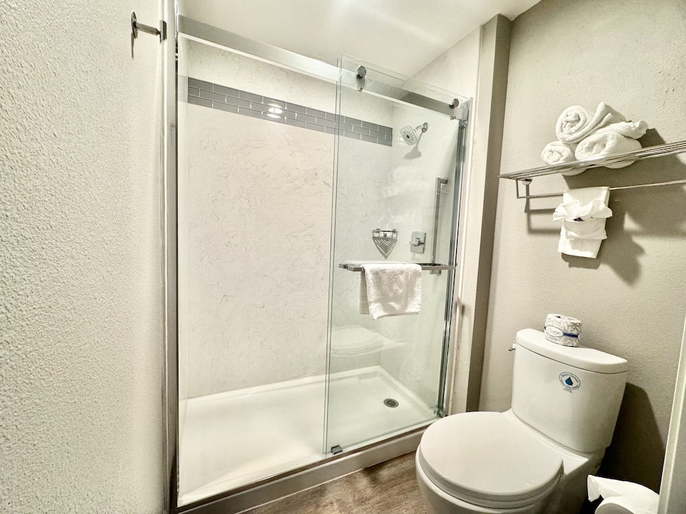 غرفة ديلوكس بسرير كينج، Motel6 Bellflower, CA - Los Angeles 8/9