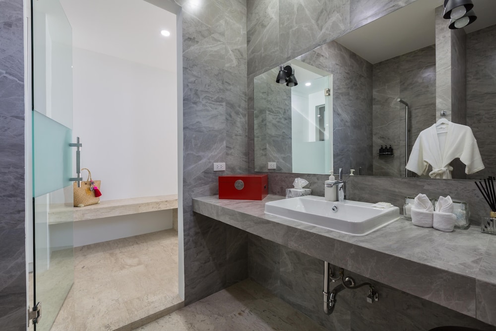 SKYE BEACH HOTEL 50/50