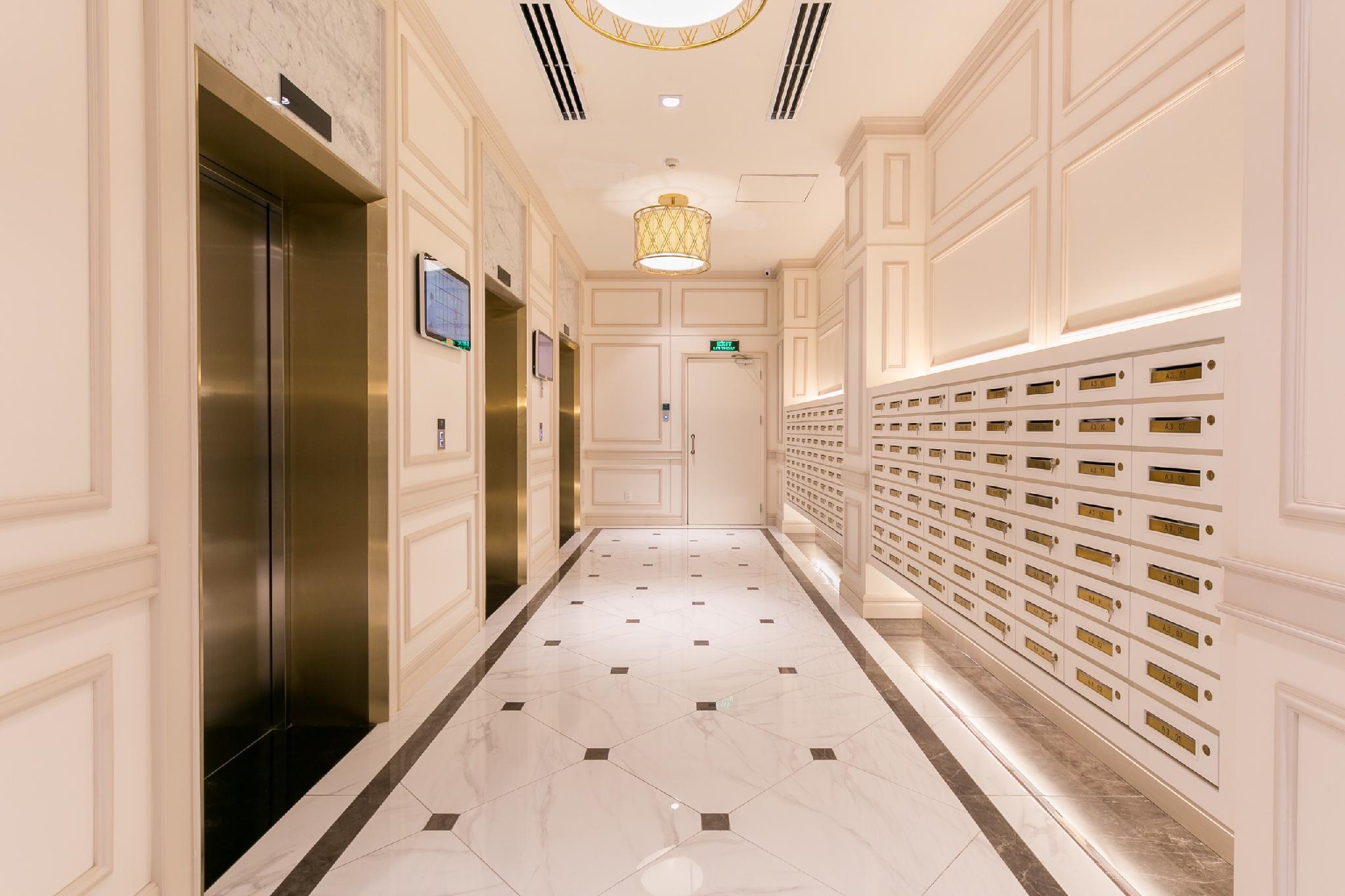 Luxury Hotel 10/75
