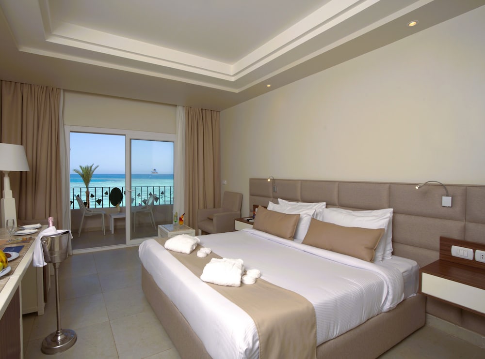 Sunny Days El Palacio Resort 25/55