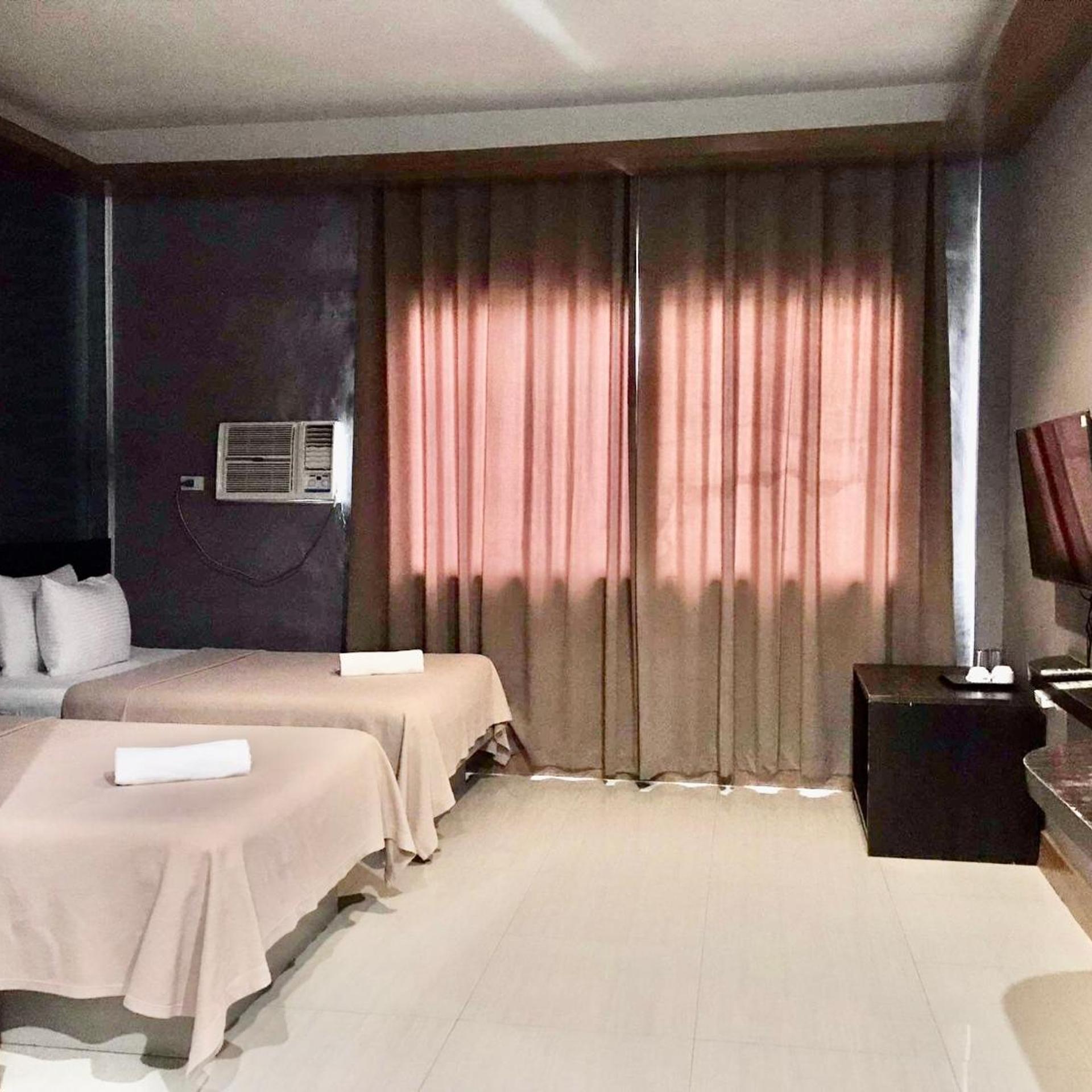 Leux Hotel 40/40