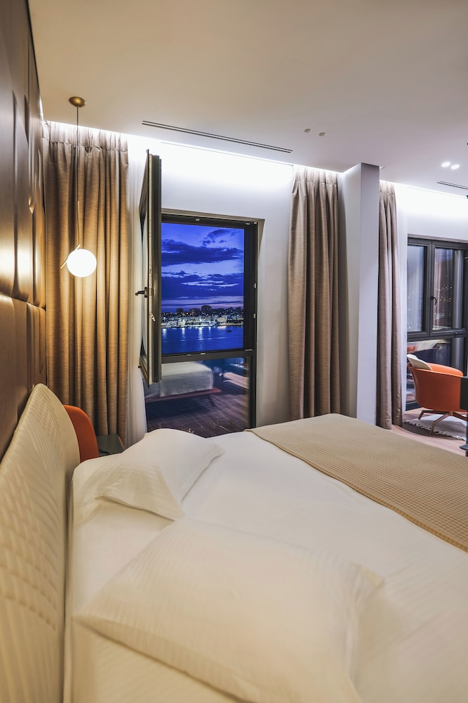 Suite, King Bed, Sea View, Balcony