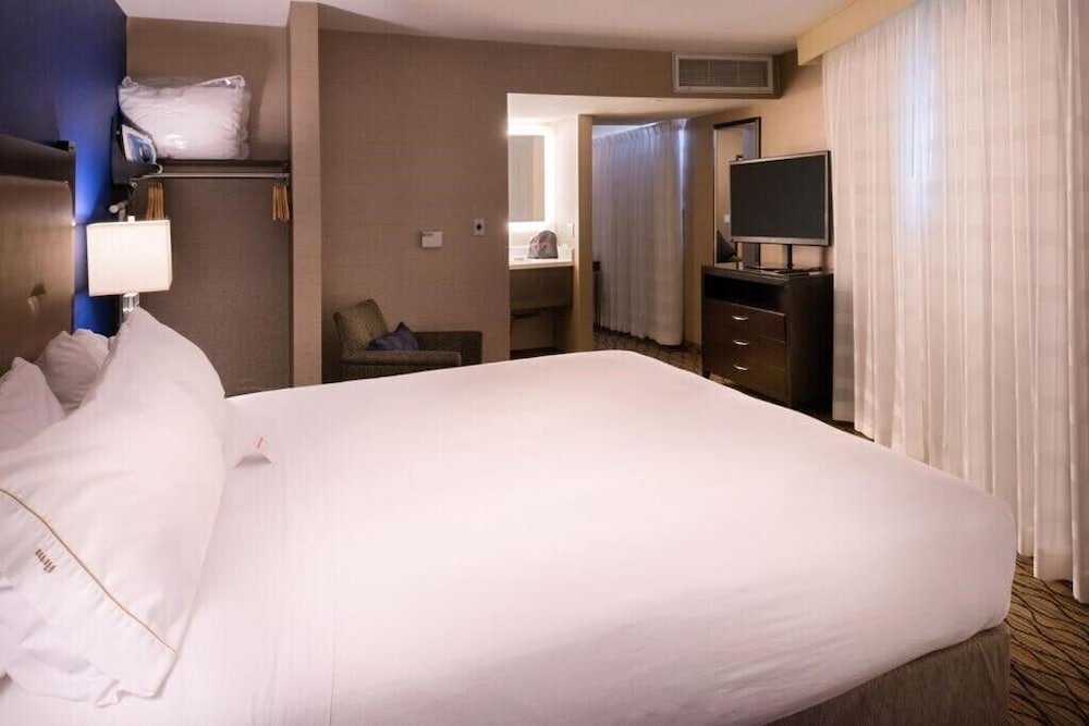 Holiday Inn Express Hotel Suites Pasadena Colorado Boulevard 18/59